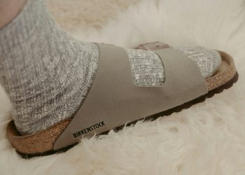 Birkenstock oltre gli 1,4 miliardi nel 2023. Ma crolla a Wall Street