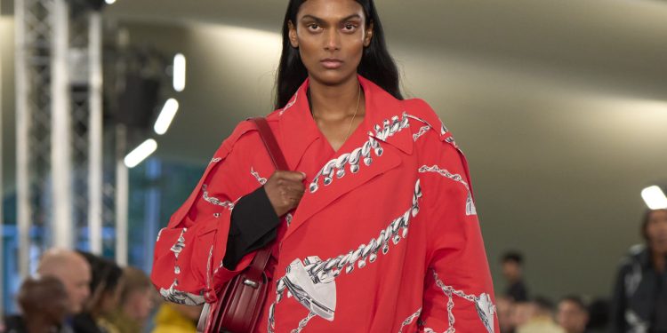 La London fashion week compie 40 anni. Al via con 60 sfilate