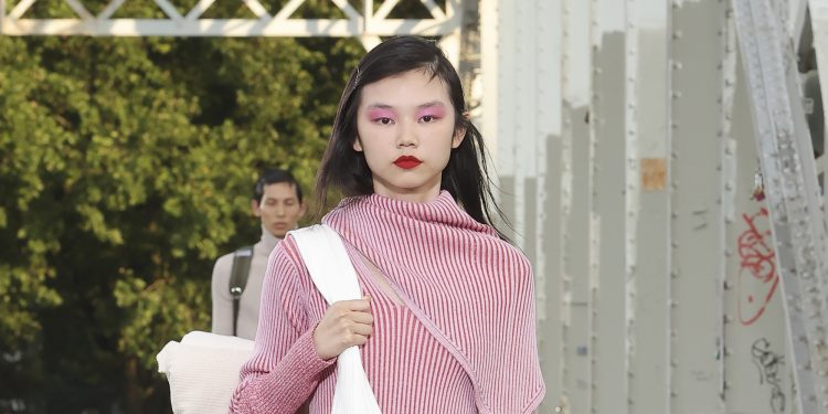 Rallenta il mercato del lusso in Cina: nel 2024 la crescita sarà “mid-single digit”