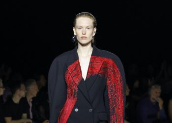 La moda donna di Parigi fa il pieno di esordi. McGirr da McQueen è il più atteso