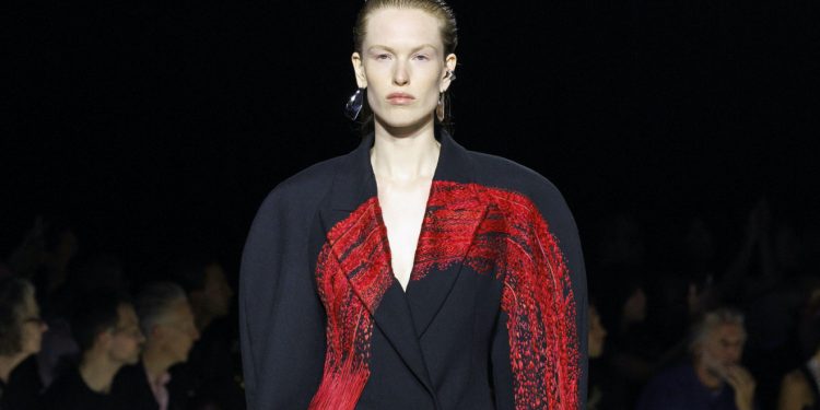 La moda donna di Parigi fa il pieno di esordi. McGirr da McQueen è il più atteso