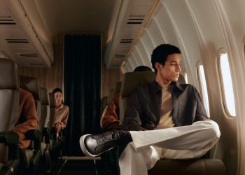 Zegna entra in “airplane mode” per la campagna ‘Triple Stitch Secondskin’