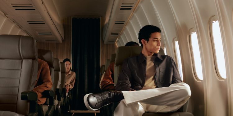 Zegna entra in “airplane mode” per la campagna ‘Triple Stitch Secondskin’