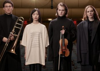 Balenciaga ‘sulle note’ di Angelo Badalamenti: il sodalizio moda-musica diventa un omaggio