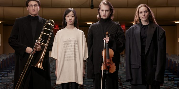 Balenciaga ‘sulle note’ di Angelo Badalamenti: il sodalizio moda-musica diventa un omaggio