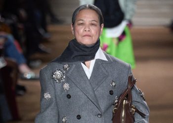 Miu Miu spariglia le carte: sulla passerella la top client Qin Huilan