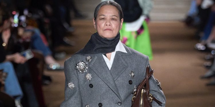 Miu Miu spariglia le carte: sulla passerella la top client Qin Huilan