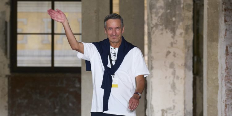 Effetto ‘addio’: è caccia ai capi d’archivio di Dries Van Noten