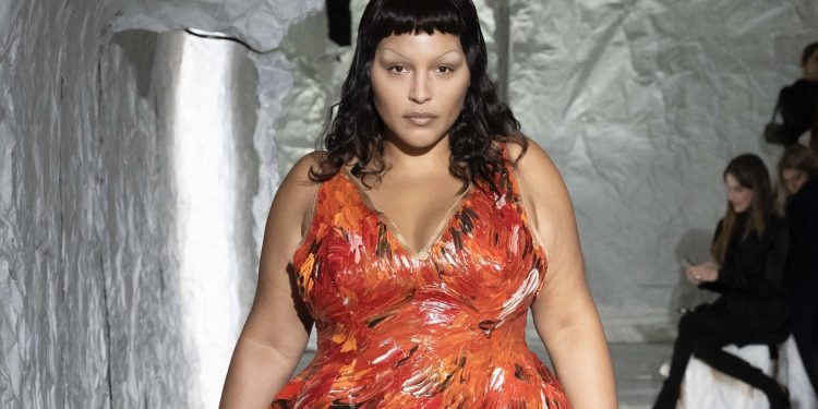 L’inclusività resta un miraggio. Modelle curvy col contagocce in passerella