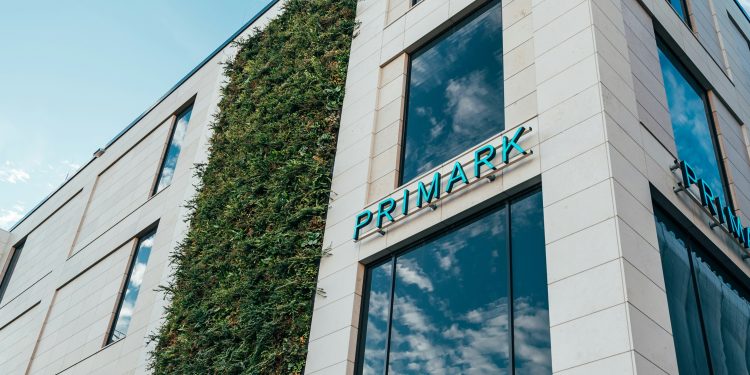 Primark aumenta gli stipendi dei dipendenti Uk del 9,1%