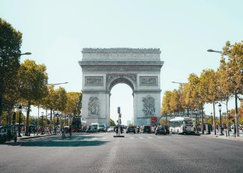 La Francia fa un altro passo avanti nella moda green. Allo studio una legge anti-fast fashion
