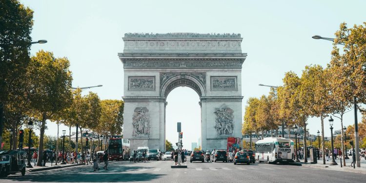 La Francia fa un altro passo avanti nella moda green. Allo studio una legge anti-fast fashion
