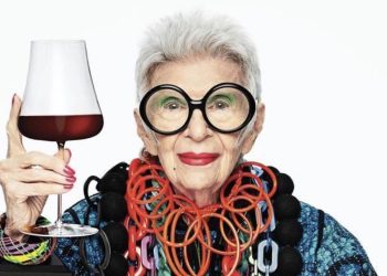 Addio all’icona di stile Iris Apfel. Si è spenta a 102 anni