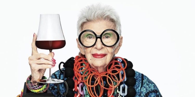 Addio all’icona di stile Iris Apfel. Si è spenta a 102 anni