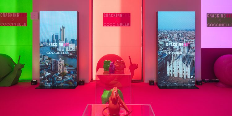 Coccinelle e Cracking Art colorano la design week con la Rabbit Bag