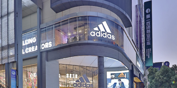 Adidas alza l’outlook 2024 dell’utile operativo: il titolo vola a +9%