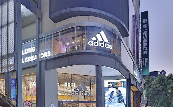 Adidas alza l’outlook 2024 dell’utile operativo: il titolo vola a +9%