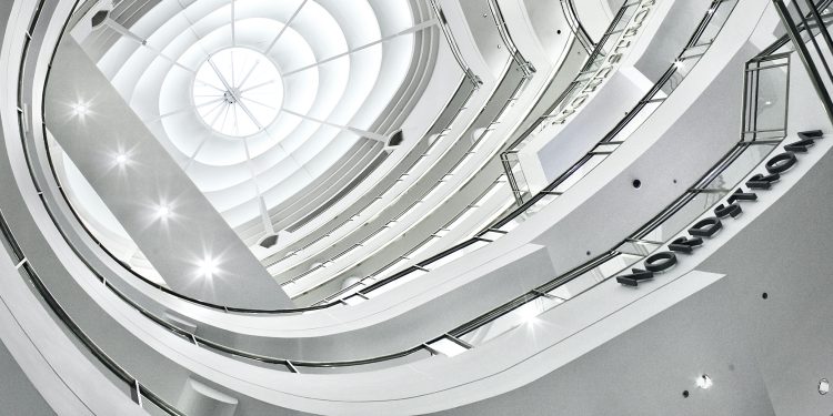 Nordstrom ritenta il delisting e crea un comitato speciale