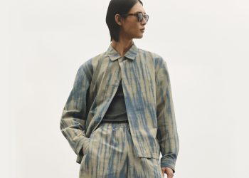 Cos sperimenta l’antica tecnica giapponese di tintura Sekka Shibori