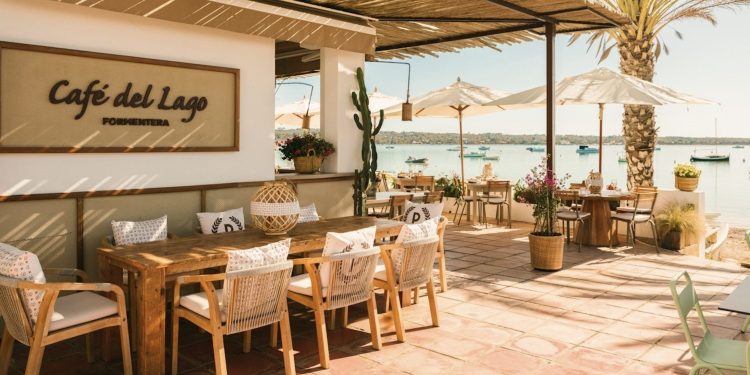 Pollini personalizza il Café del Lago di Formentera