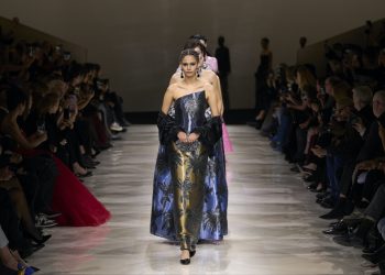 A Parigi è già tempo di couture. Nel primo giorno, anche l’opening di Palazzo Armani