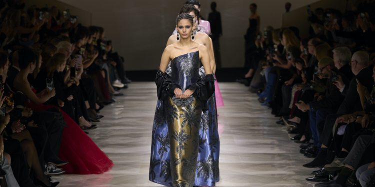 A Parigi è già tempo di couture. Nel primo giorno, anche l’opening di Palazzo Armani