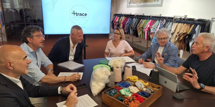 Cinque aziende pratesi adottano 4trace, il Digital Textile Passport by 4sustainability