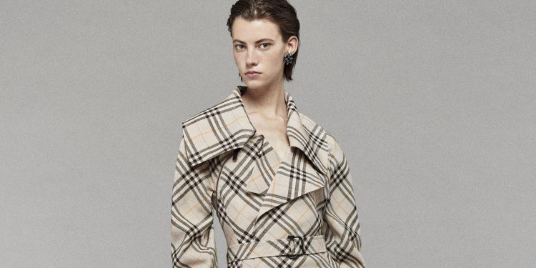Burberry ancora in crisi: in programma il taglio di centinaia di posti di lavoro