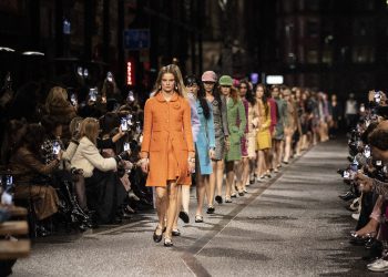 Il lusso vola in Cina: Dior inaugura una mostra, Chanel porta Métiers d’Art