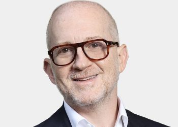 Terremoto ai vertici di Burberry: Joshua Schulman nuovo CEO per risollevare il marchio
