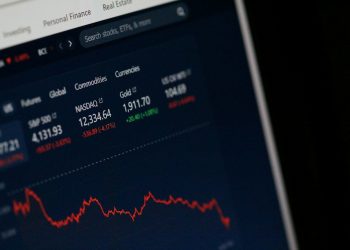 Lvmh frena in Borsa e trascina al ribasso il comparto del lusso