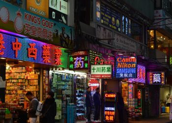 Hong Kong ancora in stallo: le vendite al dettaglio calano del 6% nei primi cinque mesi