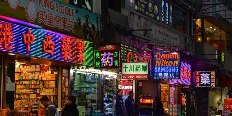 Hong Kong ancora in stallo: le vendite al dettaglio calano del 6% nei primi cinque mesi