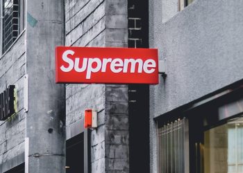 EssilorLuxottica acquista da Vf il marchio Supreme per 1,5 miliardi di dollari