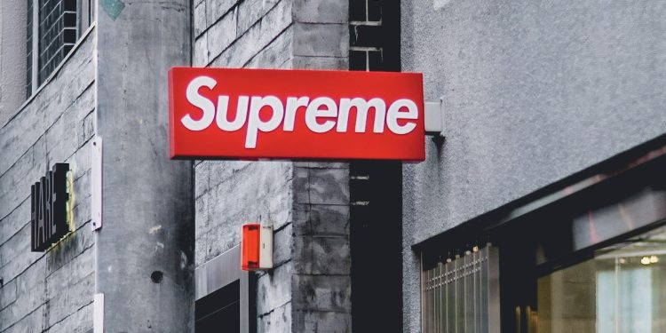 EssilorLuxottica acquista da Vf il marchio Supreme per 1,5 miliardi di dollari
