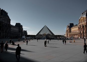 La moda entra al Louvre: a gennaio la prima mostra dedicata al fashion