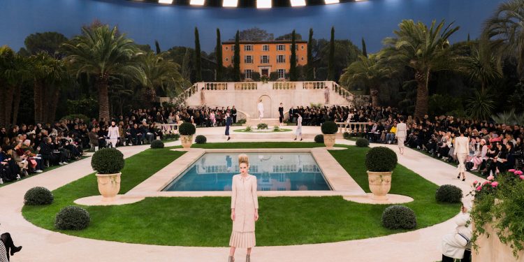 Chanel torna al Grand Palais e si conferma major patron