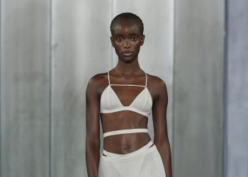 Calvin Klein mette in moto il rilancio: presentata a Londra la capsule con Nensi Dojaka