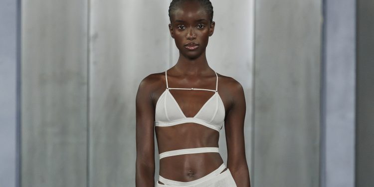 Calvin Klein mette in moto il rilancio: presentata a Londra la capsule con Nensi Dojaka