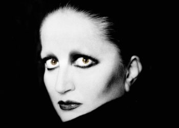 Mina duetta con Balenciaga. La Tigre di Cremona firma una capsule con Demna