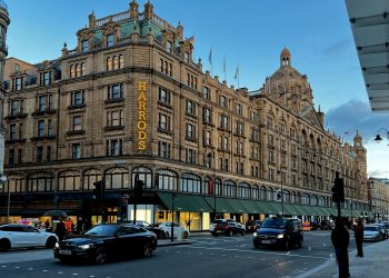 Harrods, ricavi a +8% nel 2023 ma cala l’utile operativo