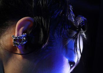 Gli ear cuff di Odd e Nove25 celebrano la fluidità dei movimenti
