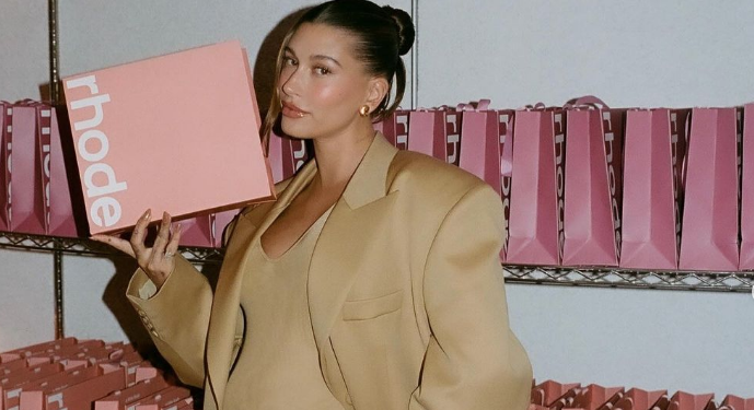 Hailey Bieber debutta nella moda. Dopo il beauty di Rhode arriva R