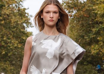 Stella McCartney green anche sulla carta: in front row il suo ‘eco-magazine’