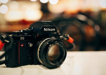 Ancora shopping per EssilorLuxottica: entra in Nikon con il 5%