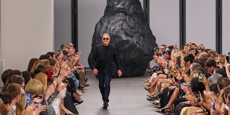 Capri Holdings, si avvicina la cessione di Versace e Jimmy Choo. Focus su Michael Kors