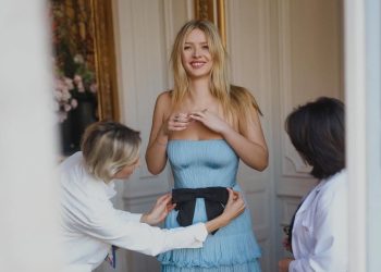 Valentino anticipa il debutto couture di Michele. Apple Martin indossa la prima creazione