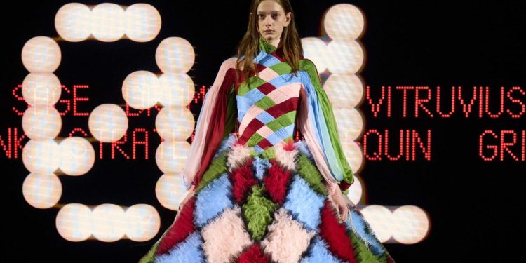 L’ultra massimalismo di Alessandro Michele scuote l’alta moda di Parigi