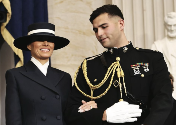 Melania Trump torna First Lady e si scopre patriottica per la cerimonia di insediamento