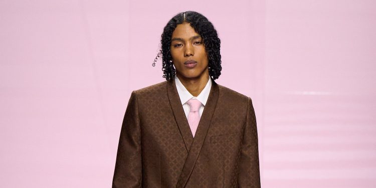 Lvmh, nel 2024 l’utile cala del 17%. Ricavi per 84,7 miliardi (-2%)